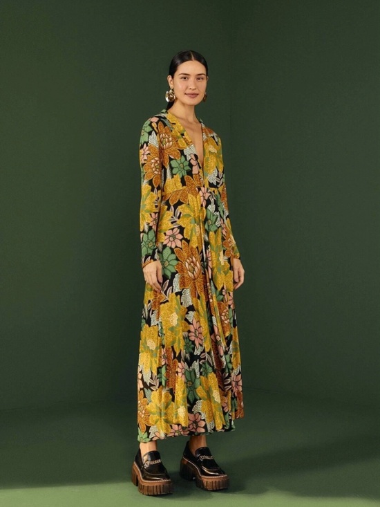 FARM Rio Dresses & Skirts - NWT FARM Rio Garden Black Floral Velvet Midi Dress Size Medium